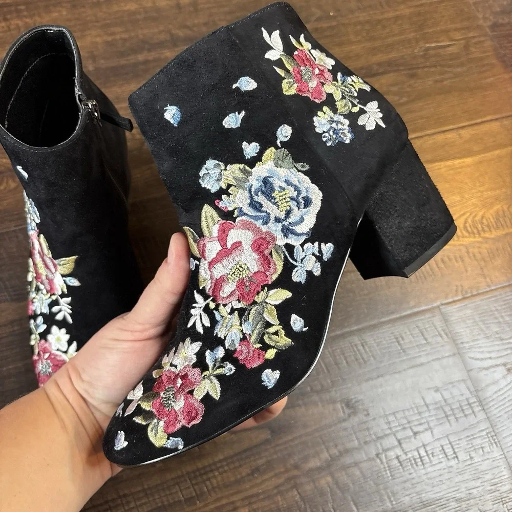 White House Black Market Titus Black Floral Embroidered Suede Ankle Boots Sz 6‎